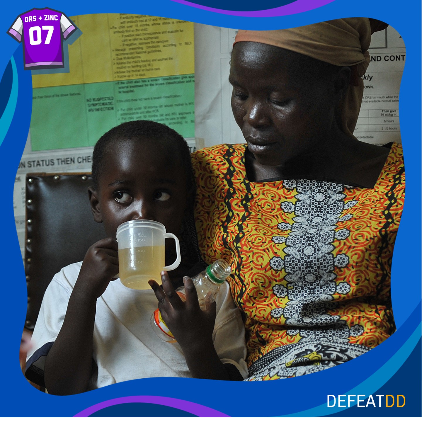 A child drinks a rehydration solution from a cup while sitting on a woman's lap. The woman, wearing a colorful dress and headscarf, looks at the child. A poster with information is on the wall behind them. The image includes a graphic that says "DEFETDD.